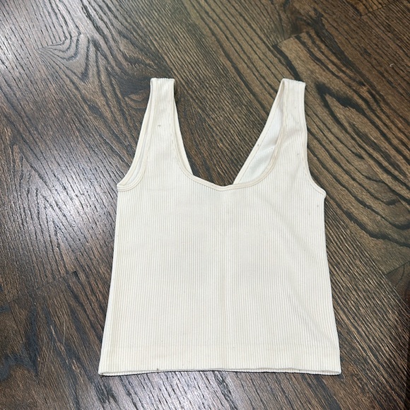 Dynamic Ribbed V Neck Tank - Picture 2 of 4